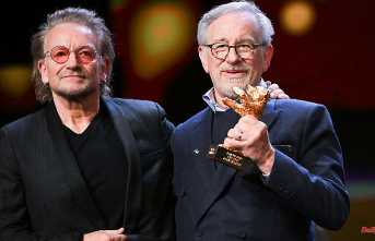 "The soul of cinema": Bono presents Steven Spielberg with the honorary bear