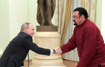 For humanitarian work: Putin awards Seagal with a medal of friendship