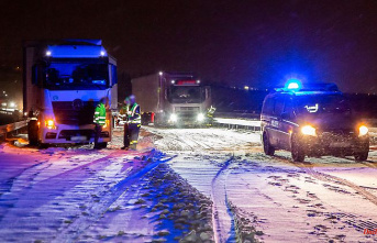 Several trucks break down: heavy snowfall stops traffic on the A72