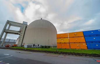 Hesse: The first cooling tower of the Biblis nuclear power plant falls