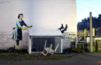 Valentine's picture complete again: Banksy's freezer is back