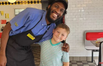 Help for a good friend: Eight-year-old makes favorite waiter happy