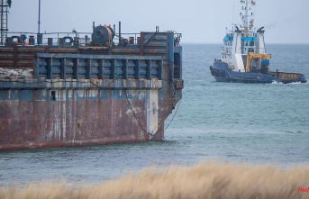 Mecklenburg-Western Pomerania: stranded barge recovered on Prerower beach