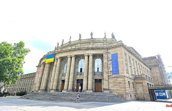Baden-Württemberg: Large ring in front of the opera draws attention to the ring cycle
