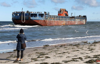 Mecklenburg-Western Pomerania: Start for salvage of stranded working ship at Prerow