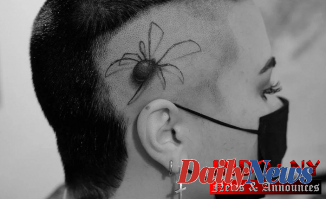 Demi Lovato shows off a new spider tattoo