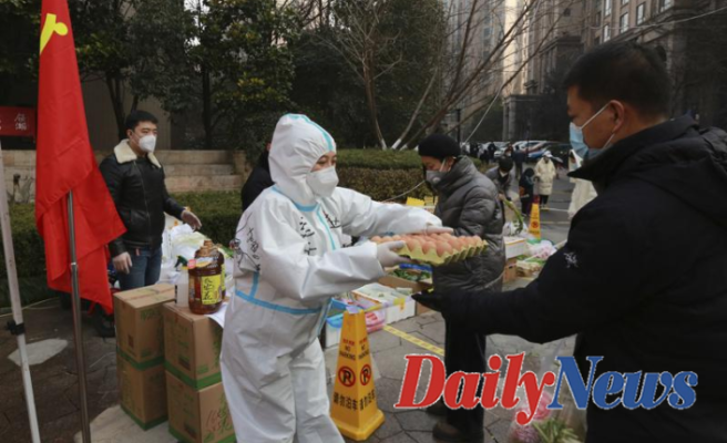 Some Chinese citizens complain that it is difficult to find food in a locked-down city.