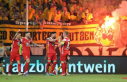 Dynamo fans throw Pyro on the field: Kaiserslautern...