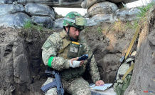Ukraine: Teachers swap classrooms for trenches
