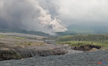 Thousands have to flee: Semeru volcano erupts again