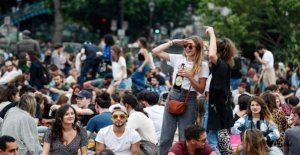 Music festival : thousands of people gathered in Paris...