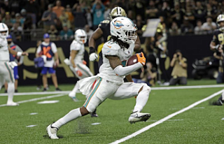 Waddle shines as Dolphins defeat Saints 20-3 in 7th...