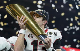 Georgia ends 41-year title drought by winning 33-18...