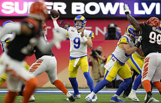 Super Bowl Live: Rams lead 13-10 at half; Beckham...