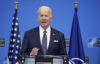 Biden offers new Ukraine assistance, warns Russia...