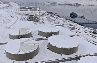 Crews clear snow from Alaska pipeline oil tanks damaged...