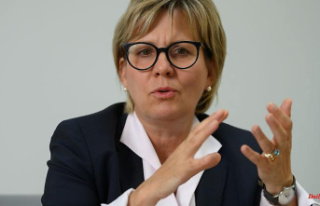 Saxony: Minister of Culture Klepsch Patin von Schmochtitzer...
