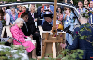 Visit to the Chelsea Flower Show: The Queen arrives...
