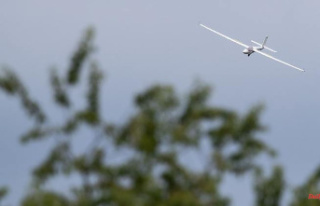 Baden-Württemberg: glider pilot lands in meadow orchards...