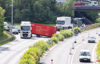 North Rhine-Westphalia: truck loses containers and...