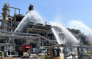 Operator speaks of attack: fire in Russian oil refinery...
