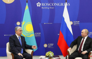 Between three chairs: Kazakhstan rides the razor blade