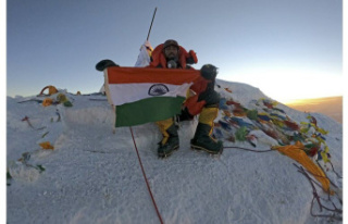 Unusual. An Indian climbs Everest after simulating...