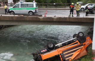 Bavaria: truck crashes from bridge into river
