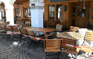 Bavaria: Garmisch-Partenkirchen: shops and restaurants...