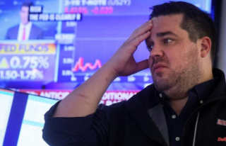Investors fear recession: Dow falls below 30,000 mark