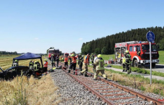 Bavaria: car collides with train: driver seriously...