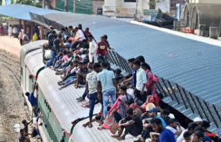 Bangladesh bans train roof travel