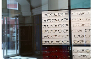 Health. The optician renews glasses: A device that...