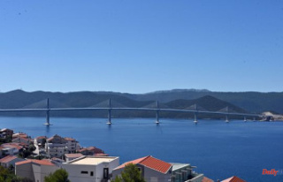 Croatia inaugurates crucial bridge to Dubrovnik, bypassing...