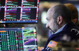 Dow Jones closes in the black: Strong tech sales tempt...