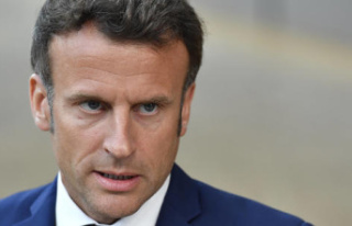 Macron "fully assumes” his Uber approach, "I...
