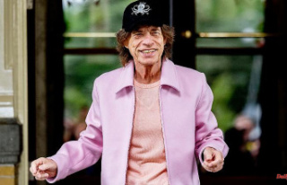 With traditional costumes in Düsseldorf: Mick Jagger...