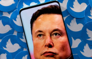 Musk will hold his first meeting with Twitter employees...