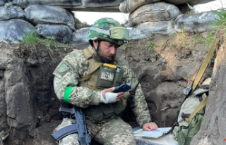 Ukraine: Teachers swap classrooms for trenches