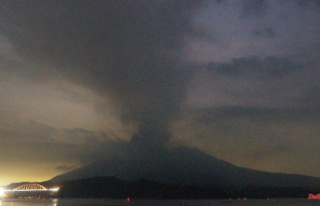 Highest alert level declared: volcano in Japan spews...