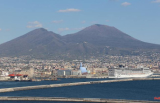 After selfie on Vesuvius: US tourist falls into volcanic...