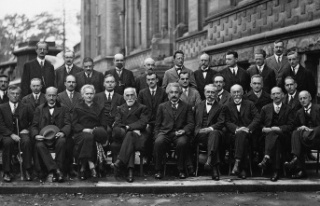 Solvay Conference 1927: 17 Nobel Prize winners in...