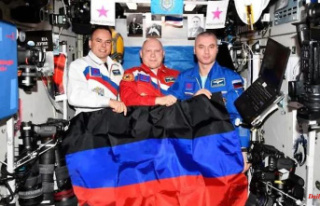 Russians celebrate advance: cosmonauts show separatist...