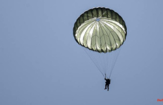 Hesse: Bundeswehr trains parachute jumps in Edersee