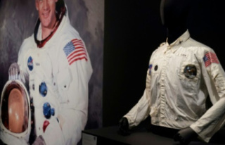 Buzz Aldrin's space jacket fetches $2.7 million...