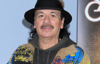 Fainting during a concert: Carlos Santana cancels...