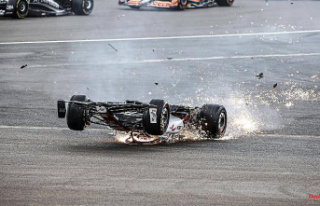 Red flag after starting accident: Formula 1 car hits...