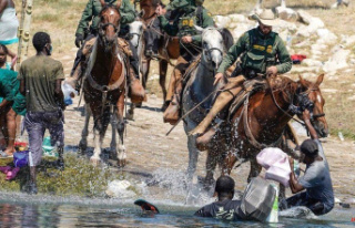 Horseback charges by US border agents against Haitian...