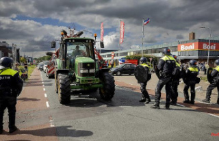 A tractor hit: Police shoot at farmers' protest...