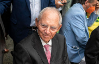 With coffee and apple spritzer: Wolfgang Schäuble...